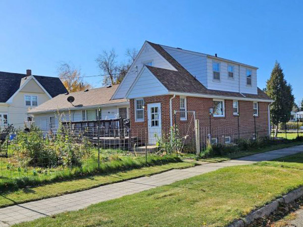 221 E Lake Ave